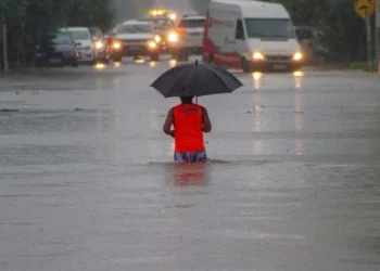 inundações, chuva forte;