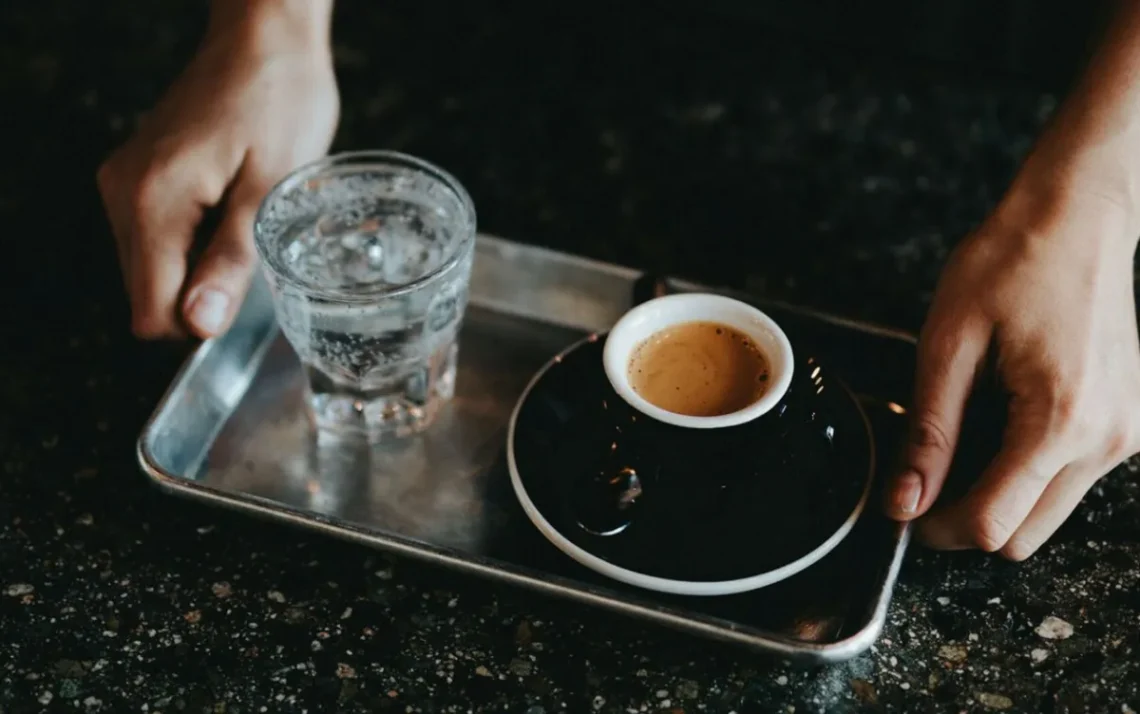 bebida quente, expresso, cafezinho;